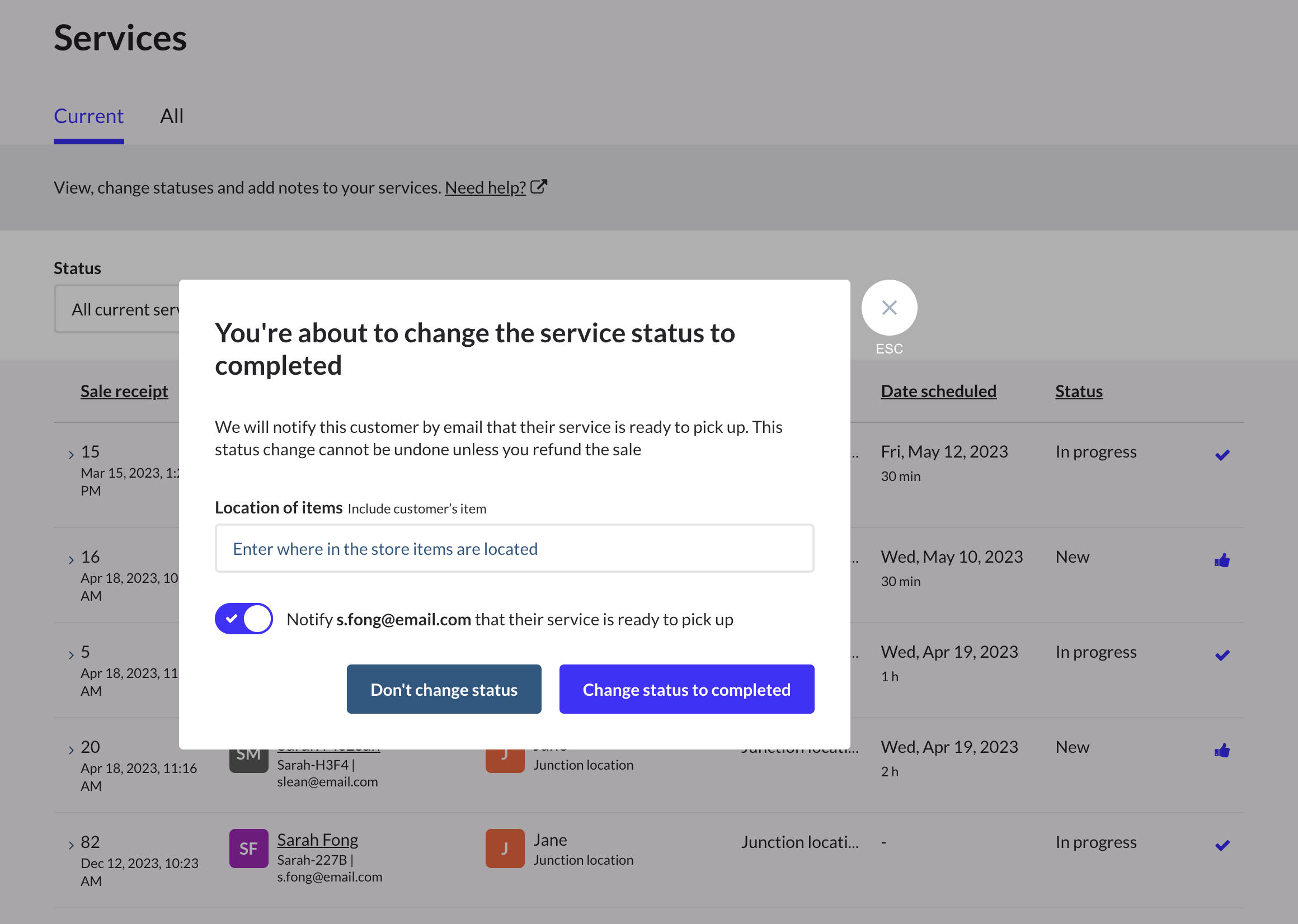 Boîte de dialogue affichant une option permettant d’envoyer un courriel au client pour l’avertir que le service est terminé.