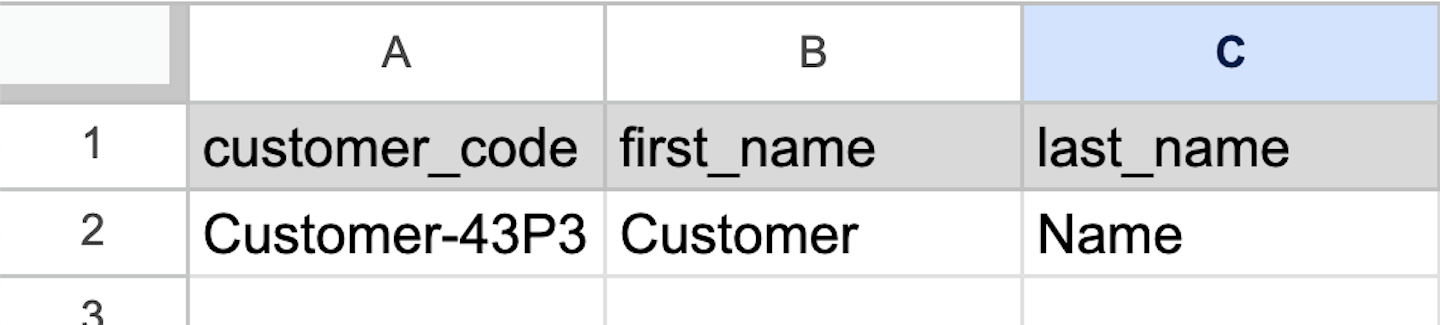 Feuille de calcul contenant la liste des clients, seules les colonnes customer_code (code client), first_name (prénom) et last_name (nom de famille) sont incluses.
