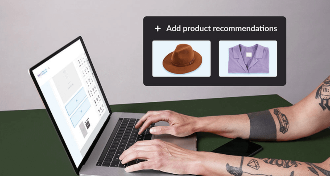 Personne utilisant son ordinateur portable avec une fenêtre contextuelle pour «&nbsp;Ajouter des produits à partir de recommandations&nbsp;»