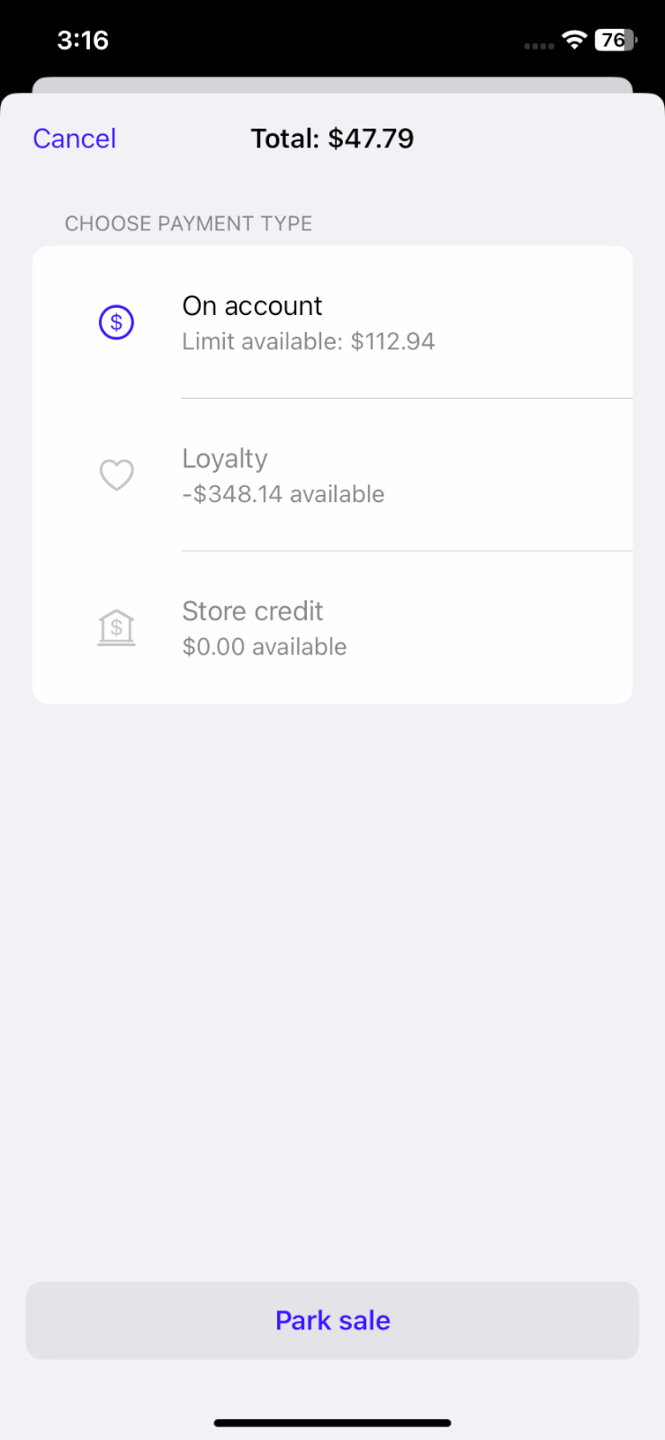 Vente avec un client associé sur iOS affichant le bouton Mettre en attente.