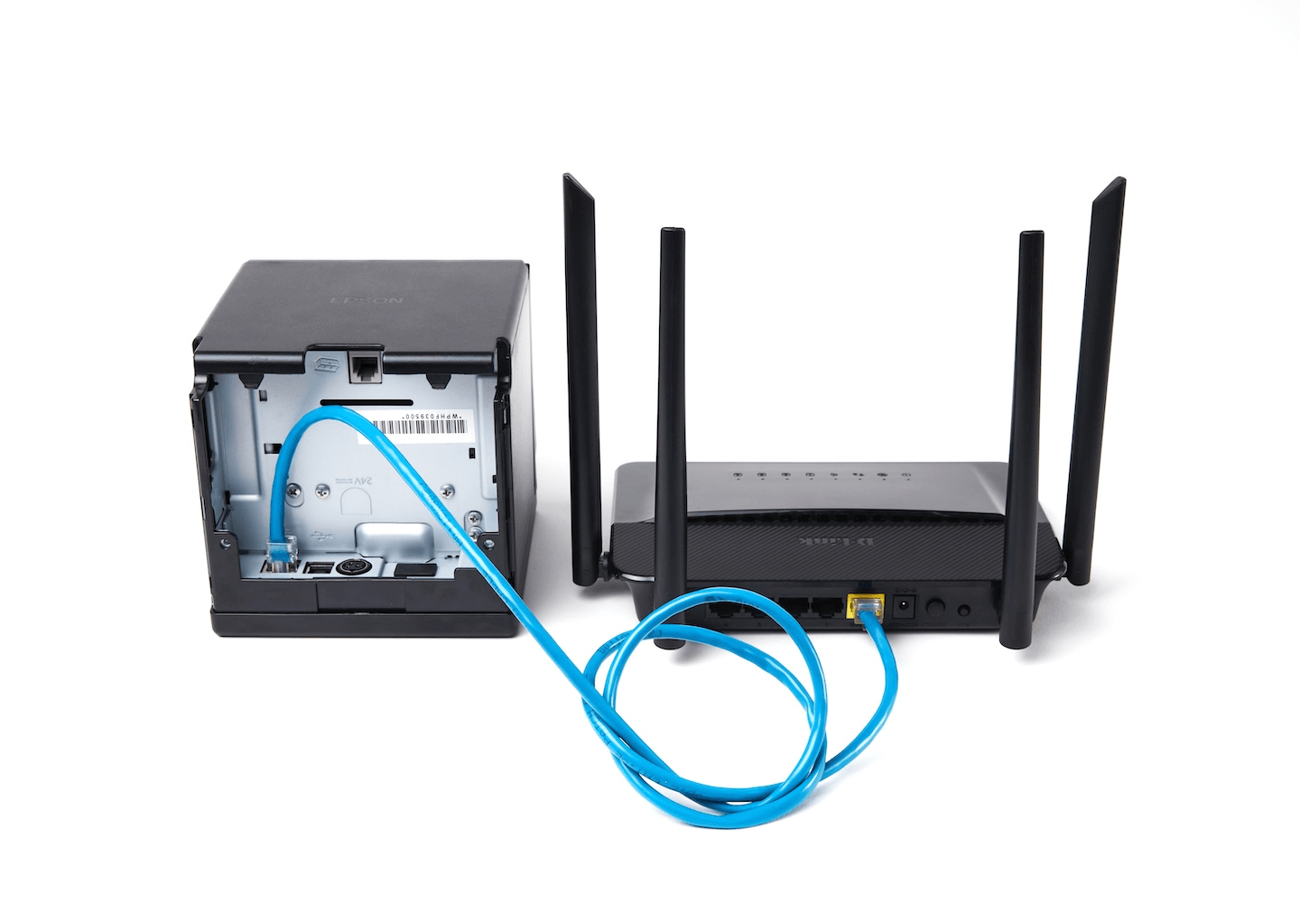Câble Ethernet, avec une extrémité connectée à l'imprimante et l'autre extrémité connectée au routeur.